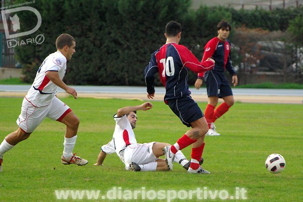 Daniele Puddu vince il contrasto a centrocampo con Roberto Ruggiu